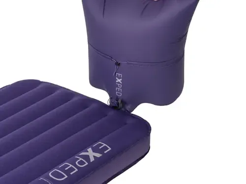 MegaMat-Ultra-Schnozzel-Pump-Bag-aubergine-in-use.webp